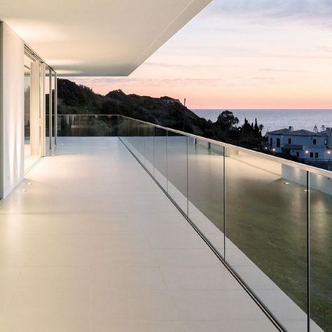 Glass Exterior Railing, Patio Glass Railing, Glass Railing Outdoor, Glass Guardrail Design, Frameless Glass Balcony, Glass And Metal Railing, Glassed In Patio, Contemporary Railings Exterior, Modern Glass Balcony