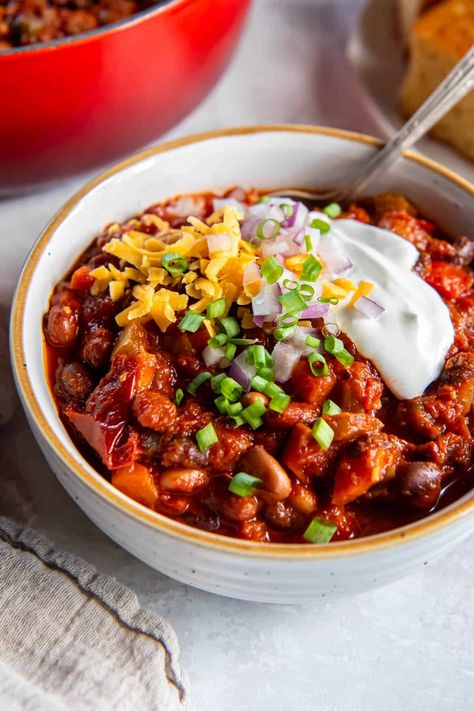 Three Bean Vegetarian Chili Three Bean Soup, 3 Bean Chili Recipe, Three Bean Chili Vegetarian, Beans And Vegetables, Three Bean Chili, Veggie Chili, Bread Soup, Meatless Meal, Bean Chili