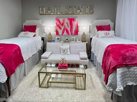 Big Dorm Room, Mississippi State University Dorm, Mississippi State Dorm Room, Elegant Dorm Room, Pink Dorm Room Decor, Aesthetic Vintage Room, Collage Dorm Room, Dorm Room Themes, Pretty Dorm Room