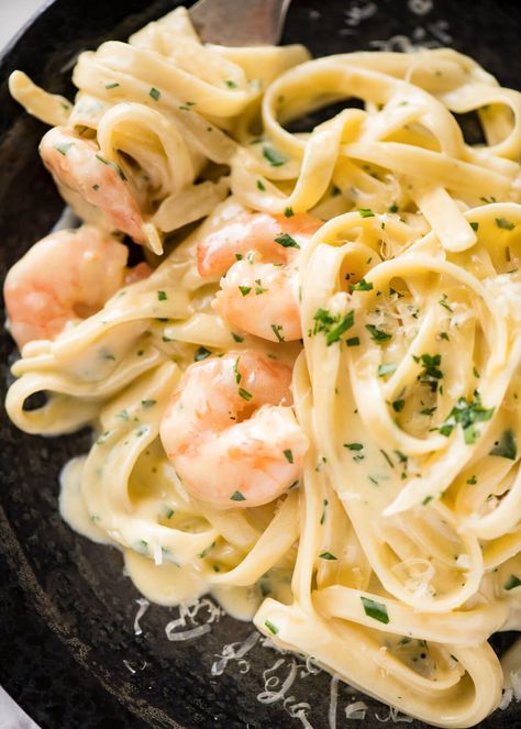 This Creamy Garlic Prawn Pasta is for all those nights when nothing but a creamy pasta will do. www.recipetineats.com Creamy Garlic Prawn Pasta, Creamy Prawn Pasta, Prawn Pasta Recipe, Garlic Prawn Pasta, Creamy Garlic Prawns, Creamy Seafood Pasta, Garlic Prawn, Pasta A La Carbonara, Prawn Linguine