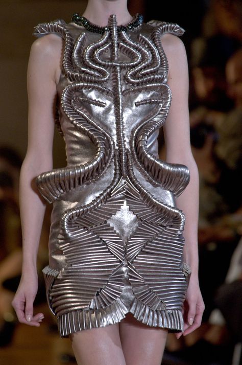 Iris Van Herpen’s 2012-2013 Fall-Winter collection Metal In Fashion, Silver Chain Top, Futuristic Textiles, Shape In Fashion, Space Couture, Futuristic Sculpture, Metallics Fashion, Textured Fashion, Alien Fashion