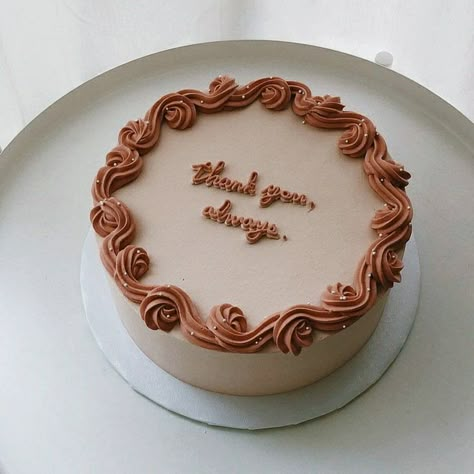 Tan Cake Ideas, Minimalist Chocolate Cake Design, Brown And White Cake Design, Chocolate Cake Aesthetic Korean, Thank You Cake Ideas Design, Brown Vintage Cake, Brown Cake Aesthetic, Brown Cake Ideas, Brown Cake Design