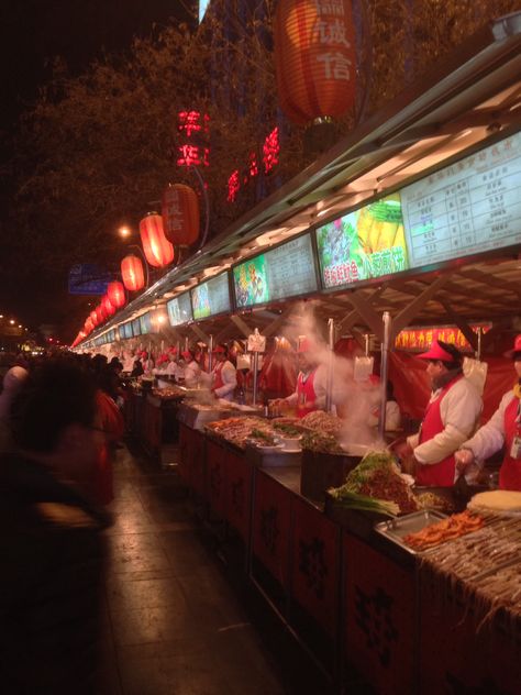 Amazing Wanfujing road food market. Beijing, China http://www.lonelyplanet.com/china/beijing/restaurants/street-food-hawkers/donghuamen-night-market Beijing Street Food, Chinese Night Market, China Night Aesthetic, Food Market Aesthetic, China Street Food, Asian Night Market, Night Market Food, Henry Li, Beijing Food