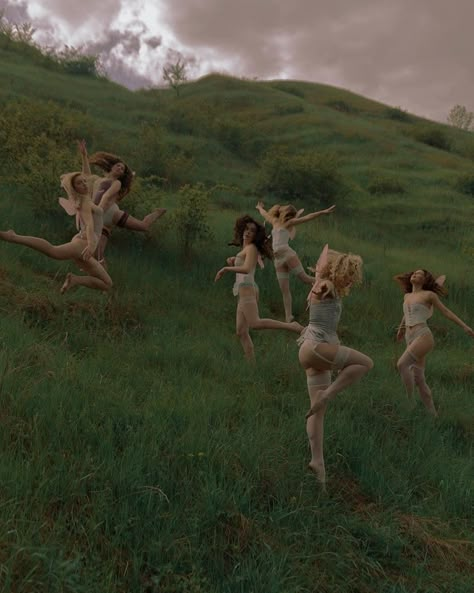 Wild Feminine, Film Inspiration, Arte Inspo, 5k Followers, Fantasy Aesthetic, The Grass, Photography Inspo, Pose Reference, Aesthetic Pictures