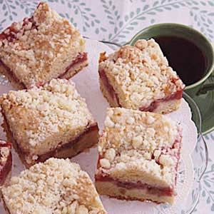 Strawberry Rhubarb Coffee Cake, Rhubarb Coffee Cake, Shortbread Bars Recipes, Raspberry Crumble Bars, Rhubarb Coffee Cakes, Streusel Bars, Raspberry Crumble, Rhubarb Desserts, Shortbread Bars