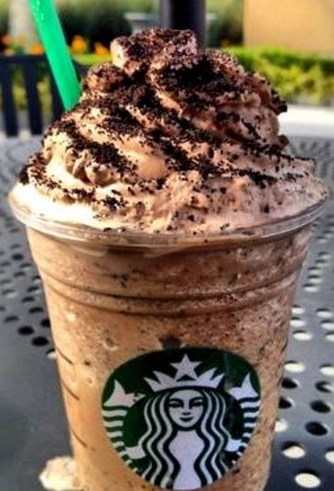 39 Starbucks Secret Menu Drinks - Black Forest Frappuccino recipe. Menu Starbucks, Mocha Cookie Crumble, Café Starbucks, Mocha Cookies, Star Bucks, Secret Starbucks Drinks, Frappuccino Recipe, Secret Menu Items, Starbucks Menu