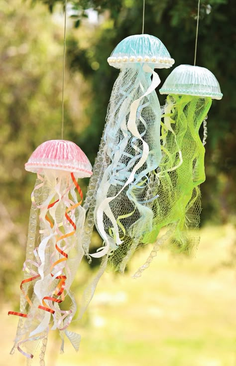 Jellyfish Hanging, Diy Jellyfish, Jellyfish Decorations, Sea Crafts, Summer Crafts For Kids, Ocean Crafts, Camping Crafts, Ocean Theme, Childrens Crafts