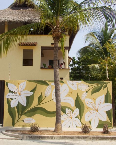 Flores para Casa Lily Painting Ideas For Garden Walls, Wall Painted Flowers, How To Paint A Mural, Flower Painting On Wall, Flower Painted Wall, Floral Wall Mural Painting, Flower Mural Wall Paintings, Simple Mural Ideas, Cool Wall Murals