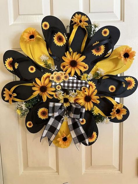 The Bargain Craft Corner | Flip flop wreath 🥰 | Facebook Door Reefs, Summer Flip Flop Wreath, Sunflower Stuff, Flip Flop Wreath, Flip Flop Craft, Bee Craft, Diy Floral Wreath, Yard Flowers, Flip Flop Wreaths