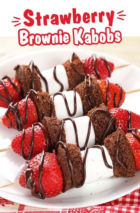 Strawberry Shortcake Kabobs Skewers, Strawberry Brownie Kabobs, Brownie Kabobs, Strawberry Shortcake Kabobs, Strawberry Brownie, Mini Brownie Bites, Food On A Stick, Strawberry Brownies, Kabob Skewers