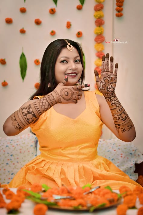 mehandi pose, mehandi, wedding mehandi pose, bengali wedding, Mehandi Wedding Photography, Bride Mahndi Pic, Wedding Mehandi Pose, Mehandi Pose Photo, Mehandi Close Up, Mehndi Photo Poses For Bride, Mehendi Ceremony Poses For Bride, Mehandi Photo Shoot, Mehendi Photo Ideas