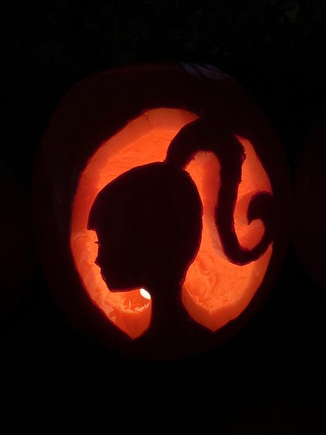 Super cool Barbie silhouette pumkin carving.Feel free to screenshot this and print it for your pumpkin this Halloween.Happy Halloween! Barbie Carved Pumpkin, Cute Witch Pumpkin Carving, Pumpkin Carving Ideas Monster High, Pumpkin Carving Ideas Barbie, Bow Pumpkin Carving Ideas, Pumpkin Designs Cute, Pumpkin Carving Ideas Bow, Pumpkin Carving Ideas Pretty, Cute Girly Pumpkin Carving Ideas