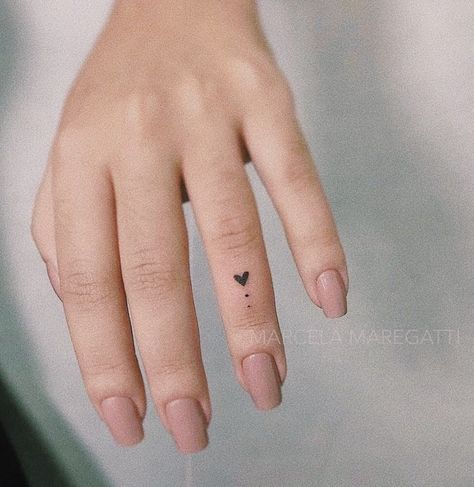 Tiny Tattoos For Women, Tato Minimal, Small Finger Tattoos, Tato Henna, Finger Tattoo For Women, Minimal Tattoo Design, Hand Tattoos For Girls, Hand And Finger Tattoos, Simple Henna Tattoo