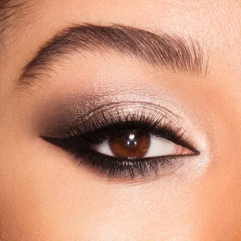 Silver Eyeshadow Looks, Trucco Smokey Eye, Luxury Palette, Silver Eye Makeup, Make Up Designs, Wedding Eyes, Wedding Hairstyles And Makeup, Silver Eyeshadow, Wedding Eye Makeup