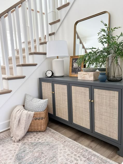 Console Styling Ideas, How To Decorate A Sideboard, Living Room Buffet, Creative Chair, Easy Decor Ideas, Entry Console Table, Sideboard Decor, Console Styling, Buffet Decor