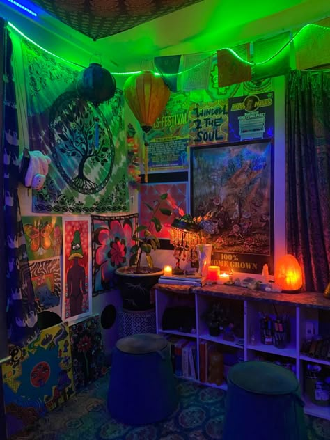 Trippy Dorm Room Ideas, Neon Grunge Room, Rave Room Aesthetic, Trippie Room, Trippy Aesthetic Room, Psychadelic Room, Trippy Rooms Aesthetic, Psychadelic Room Aesthetic, Trippy Rooms Bedrooms