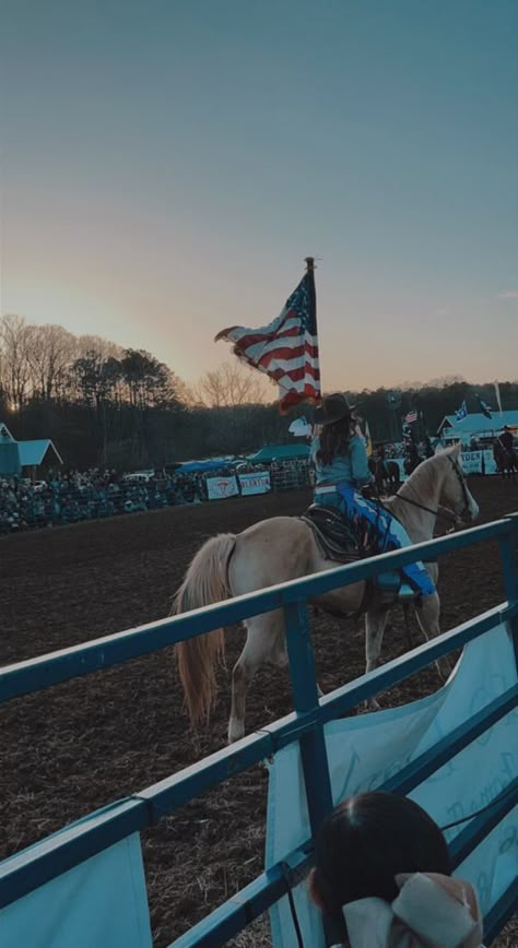 Rodeo Asthetic Picture, Team Roping Aesthetic, Country Asthetic Photos, Bull Riding Aesthetic, Barrel Racing Wallpaper, Western Horse Riding Aesthetic, Barrel Racing Pictures, Barrel Racing Aesthetic, Horseback Riding Aesthetic