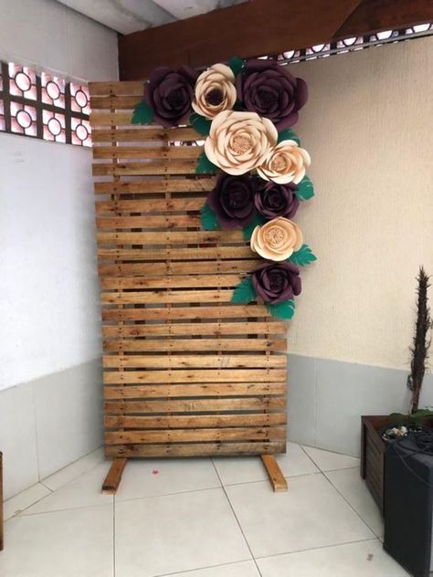 Pallet Background, Pallet Decoration Ideas, Pallet Backdrop, Diy Photo Backdrop, Wooden Backdrops, Diy Wedding Backdrop, Wood Backdrop, Background Diy, Pallet Decor