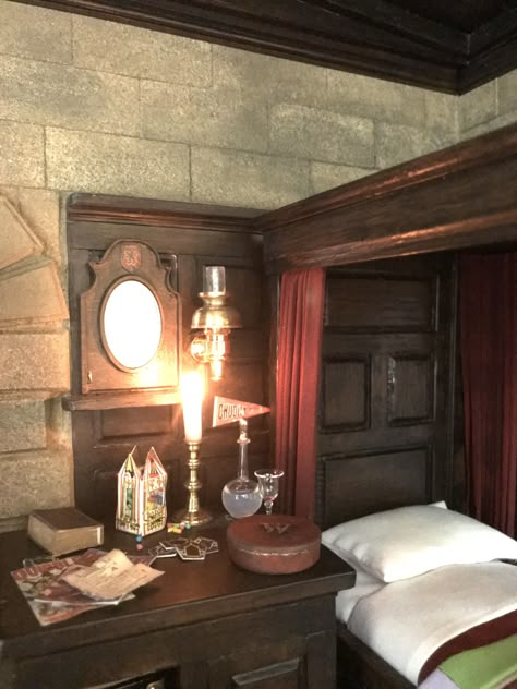 Gryffindor Dorm Room, Hogwarts Dorm Room, Gryffindor Dorm, Marauders Shifting, Hogwarts Dorm, Hogwarts University, Hogwarts Visuals, Life At Hogwarts, Harry Potter Shifting