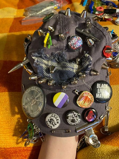 Japanese Punk Backpack, Crust Punk Outfits, Punk Jacket Diy, Punk Art Style, Punk Outfit Ideas, Diy Punk Clothes, Punk Outfits Men, Punk Crafts, Punk Backpack