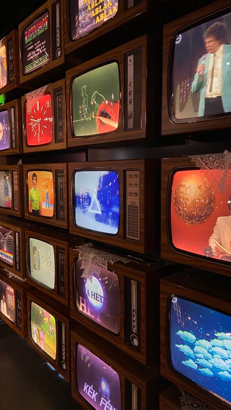 Retro Sound System, Retrofurism Aesthetic, 80s Set Design, Video Rental Store Aesthetic, Vintage Cinema Interior, Old Tv Aesthetic Vintage, Limited Too Aesthetic, 70s Coffee Shop, Wall Of Tvs