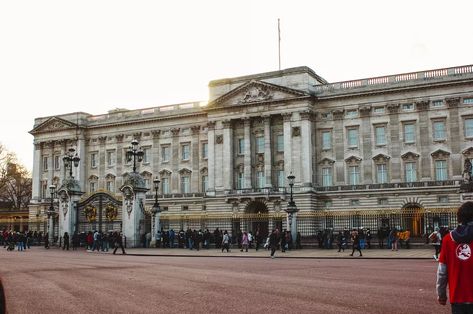 Dubai Things To Do, Buckingham Palace London, London Sightseeing, London Cheap, Highgate Cemetery, Northern Lights Norway, Honeymoon Places, London Attractions, London Tours