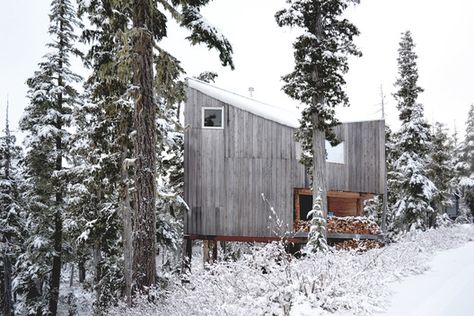 Alpine Cabin / Scott & Scott Architects | ArchDaily Alpine Cabin, Alpine Architecture, A Cabin In The Woods, Ski Cabin, Cabin Wedding, Hot House, Off Grid Cabin, Cabin Exterior, Winter Cabin