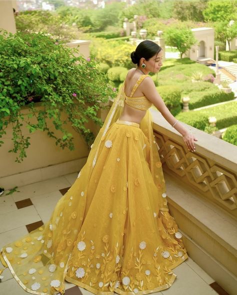 Haldi Bridal Outfit, भारतीय दुल्हन संबंधी, Stylish Lehenga, Haldi Ceremony Outfit, Haldi Dress, Haldi Outfits, Latest Bridal Lehenga, Girl Time, Trendy Outfits Indian