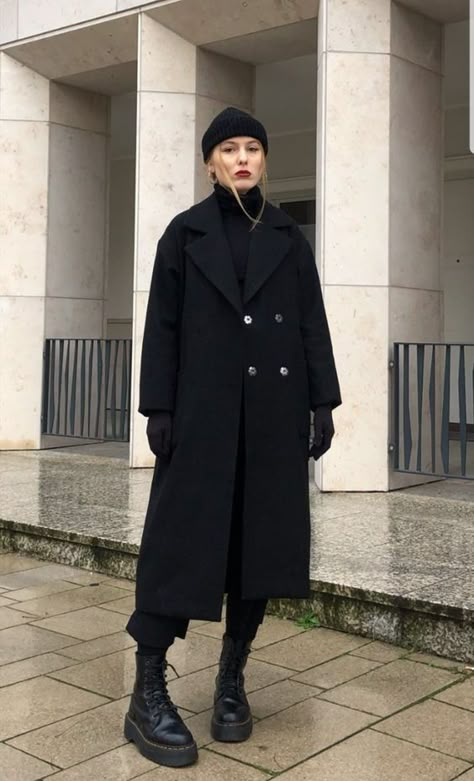 Minimalistic all black tactical street fashion for women Dark Coat Outfit, Emmy Red Carpet, Edgy Work Outfits, Emmys Red Carpet, The Emmys, Winter Fashion Outfits Casual, All Black Looks, Dark Outfits, Badass Style