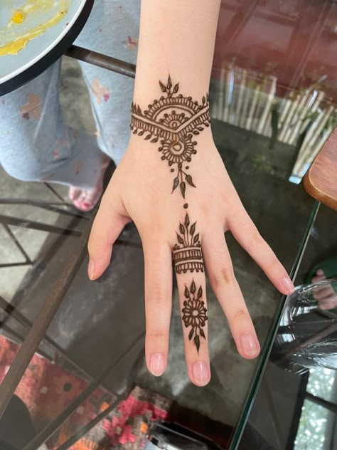 Step into the world of mehndi tattoo designs where tradition meets elegance. These henna patterns are crafted with precision, offering a range of styles from simple florals to intricate mandalas. Perfect for brides or anyone looking to add a touch of beauty to their look. Celebrate cultural heritage and personal style with these mesmerizing mehndi tattoos. #mehndidesigns #hennadesign #stylishhenna #easymehndi Henna Party Designs, Hana Tato, Small Hand Henna, Henna Simpel, Motif Henna, Mehndi Tattoo Designs, Simple Henna Designs Hand, Mehndi Tattoos, Mehendi Tattoo