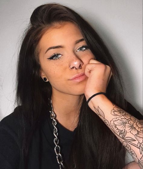 Biker Girl Makeup, Casual Festival Outfit, Bff Photo Ideas, Mermaid Moon, Bff Photo, G Tattoo, Casual Festival, Makeup Needs, Biker Girl