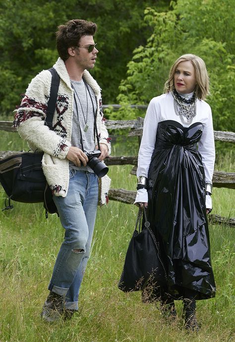 Moira Rose's garbage-bag-esque Raf Simons for Jil Sander gown calls to mind the "Derelict" collection from the 1999 film "Zoolander."  #zoolander #moirarose #schittscreek #celebrity #jilsander Schitts Creek Costume, Moira Rose Outfits, Creek Pics, Garbage Bag Dress, Alexis And David, Eww David, Under The Sea Costumes, Delia Deetz, Schitt Creek