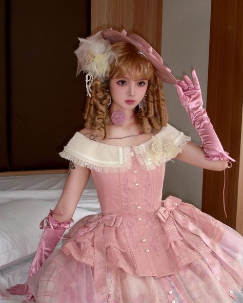 💕Elegant Lolita outfit: skirt with tulip print and top with rose brooch. 👉Search 'T-043' on devilinspired.com #devilinspired #elegantdress #eglcommunity #classicdress #lolitacoord #lolitafashionstyle Tulip Skirt Outfit, Lolita Outfit, Lolita Outfits, Rose Brooch, Tulip Print, Tulip Skirt, Skirt Outfit, Classic Dress, Elegant Dress