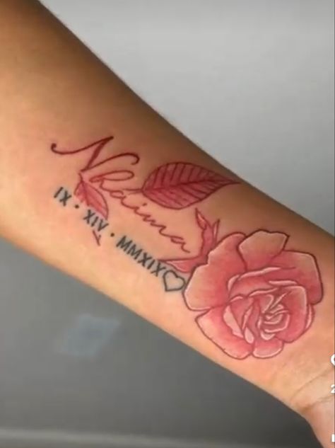 Mom Names Tattoo Ideas, Baddie Name Tattoos, Tattoos Dedicated To Mom Daughters, Tattoo Ideas With Mom And Daughter, Moms Name Tattoo Ideas Daughters, Greif Tattoo Design, Medium Size Tattoos For Women Arm, Names Tattoos Ideas, Name And Birth Flower Tattoo