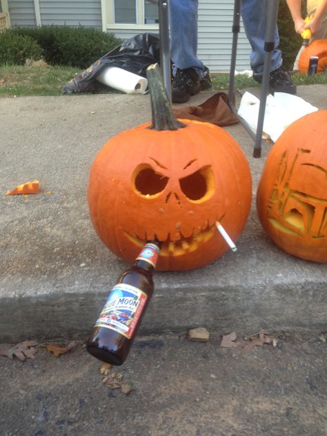 Beer Pumpkin Carving, Pumpkin Drinking Beer Carving, Funny Carved Pumpkins, Dremel Pumpkin Carving, Pumpkin Carving Ideas Funny, Funny Pumpkin Carving, Drunken Pumpkin, Pumpkins Designs, Halloween Calabazas