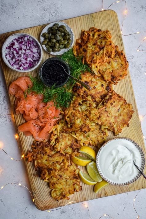 Latkes With Caviar, Latke Toppings, Latke Board, Dinner Party Food Ideas, Baking Recipes Christmas, Christmas Baking Recipes Easy, Easy Christmas Baking, Hannukah Recipes, Christmas Baking Easy