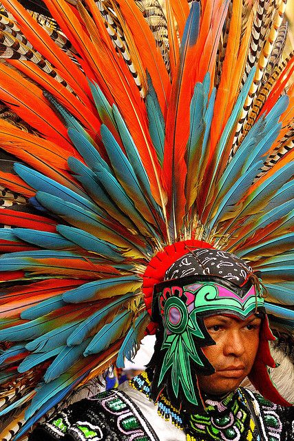 mexico Aztec Warrior, Cultural Diversity, Indigenous Art, Jolie Photo, World Cultures, People Of The World, Chichen Itza, Color Samples, World Of Color