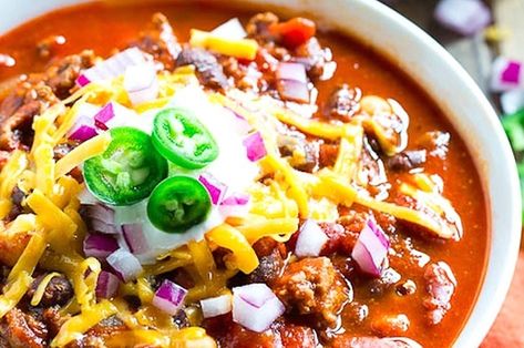 Three Bean Chili Recipe, Hearty Chili Recipe, Delicious Chili Recipe, Three Bean Chili, Bean Chili Recipe, Delicious Paleo Recipes, Hearty Chili, Ways To Eat Healthy, Chili Soup