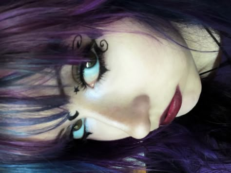 my photo dont repost Purple Hair Makeup Ideas, Purple Gothic Makeup, Purple Witch Makeup, Purple Goth Makeup, Purple Hair Makeup, Purple Eyebrows, Briana Core, Whimsigoth Makeup, Characters With Purple Hair