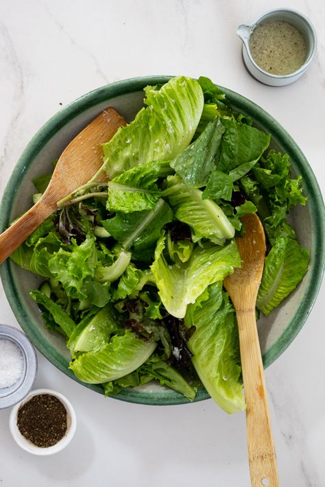 Green Salad Dressing, Side Salad Recipes, Green Salad Recipes, Simple Green Salad, Lettuce Salad, Fruit Salad Recipes, Easy Salad Recipes, Perfect Side Dish, Side Salad