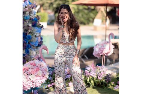 Bridal Jumpsuit Indian, Indian Bridal Jumpsuit, Indian Jumpsuit Wedding, Summer Indian Wedding Outfit, Shaadi Outfits, Wedding Jumpsuits, Pool Party Dresses, Pool Party Outfits, Mehendi Outfits