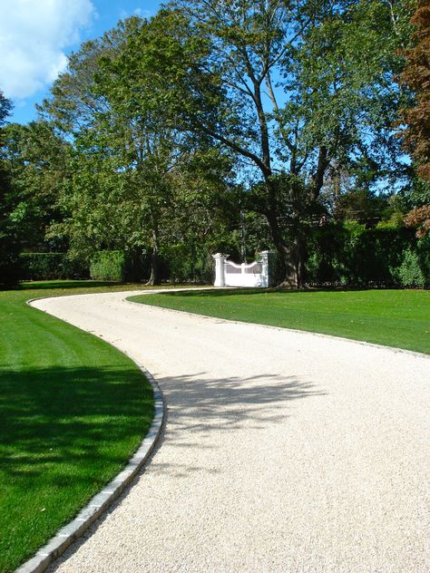 Motorcourt Driveways, White Pebble Driveway Ideas, White Pebble Driveway, Elevated Driveway, Sunken Driveway, Side Of Driveway Landscaping, Luxury Driveway, Driveway Landscaping Ideas, Pebble Driveway