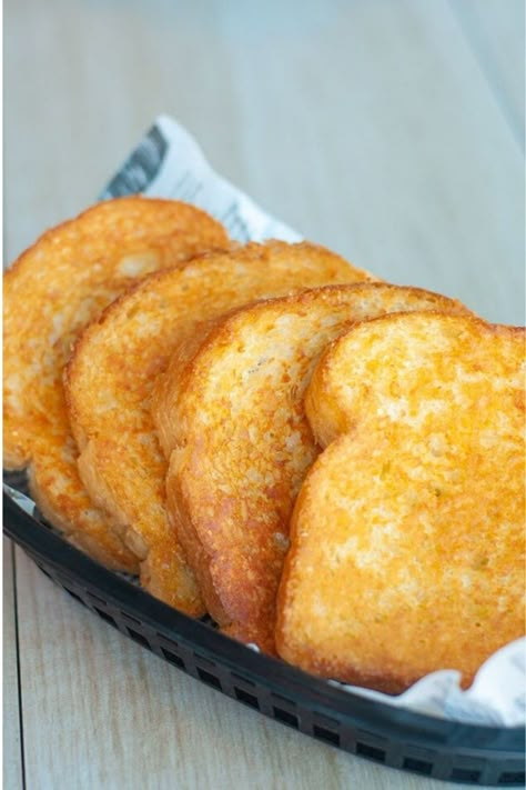 Coles Woolworths supermarket 3-ingredient Sizzler cheese bread | Practical Parenting Australia Sizzler Recipes, Bread Image, Bread Pumpkin, Cheese Bread Recipe, Cheese Toast, Breads And Rolls, Cheese Bread, Breadsticks, Copycat Recipe