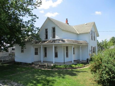 Circa 1900 Iowa Farmhouse For Sale with Barn $59,500 - Old Houses Under $50K Big Old Farmhouse, Early 1900s Farmhouse, 1800 Farmhouse, 1900s Farmhouse, Dream Home Farmhouse, Iowa Farmhouse, Kitchen Hardwood Floors, 1900 Farmhouse, Farmhouse Home Design