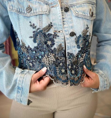 Embellished Denim Jacket Diy, Jean Jacket Design Ideas, Diy Jeans Jacket, Upcycle Jean Jacket, Jean Jacket Art, Jacket Upcycle, Jean Jacket Diy, Denim Jeans Ideas, Redo Clothes