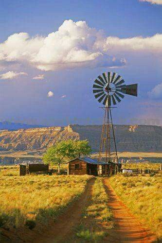 Sweet! Farm Windmill, Windmill Water, Water Wheels, Old Windmills, Wind Mills, Country Barns, Wilde Westen, Creation Photo, Old Farm Houses