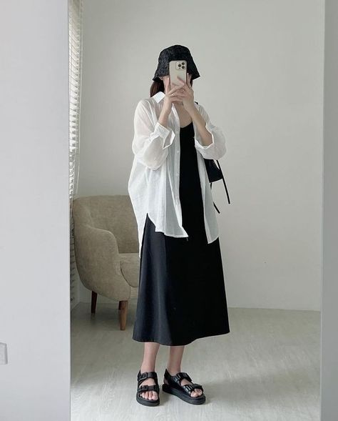 Japanese Style Summer Outfit, Japanese Inspired Outfits Street Styles, Minimalist Japanese Outfit, Ootd Japan Style Summer, Japan Summer Style, Japanese Summer Style, Japanese Clothes Aesthetic, Outfit With Umbrella, Japanese Outfits Summer