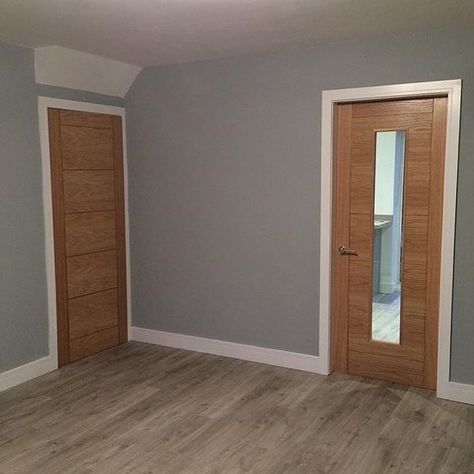 Thank you to @homelifeservices for sharing their photo with us! Featuring our Linear Oak door & Linear Oak glazed door. See more of our door range at Howdens. #doors #door #oakdoor #howdens #howdensjoinery #howdenskitchen #renovation #reno #homestyle #homerenovation #homedecor Light Grey Hallway, Light Gray Hallway, Seaside Interior, Oak Internal Doors, Grey Hallway, Oak Door, Brown Doors, Free Kitchen Design, Bungalow Renovation