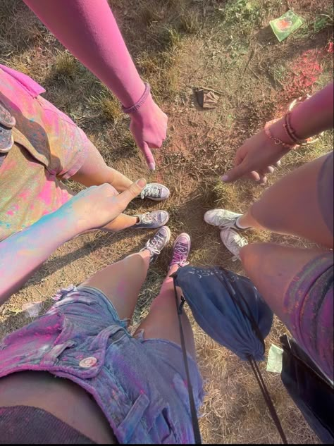 Holi Party Aesthetic, School Festival Aesthetic, Holi Pictures Ideas, Holi With Friends, Holi Friends, Holi Aesthetic, Estilo Blair Waldorf, India Festival, Festival Of Colors