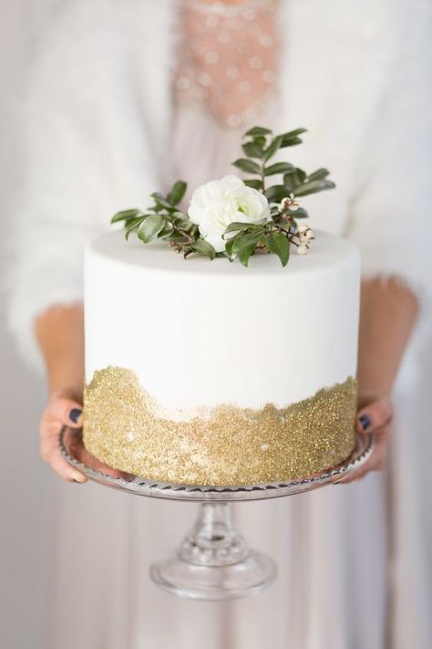 Wedding Cake Elegant Gold, Gold Glitter Wedding Cake, White And Gold Wedding Cake, Textured Wedding Cakes, White And Gold Wedding, Wedding Cakes Elegant, Cake With Flowers, White Winter Wedding, Torte Cupcake